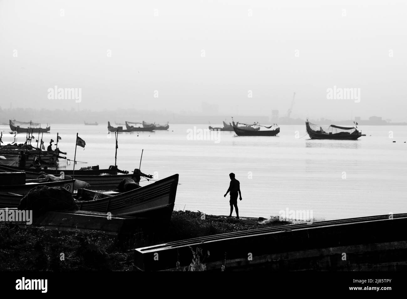 Silhouette de pêcheur indien marchant sur la plage Tangassery, Thangassery, Kerala, Inde. Banque D'Images