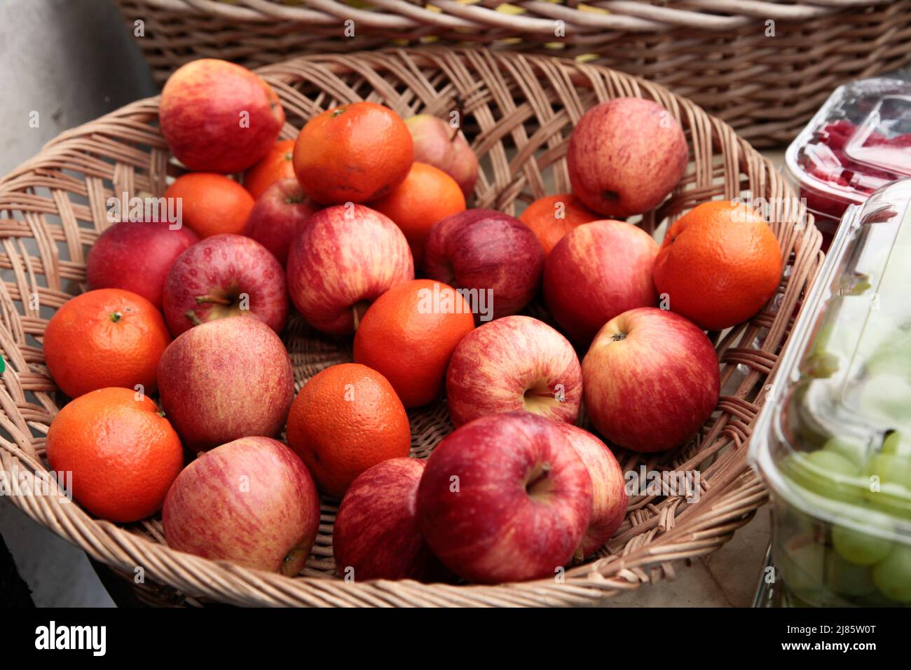Panier de pommes rouges Banque D'Images