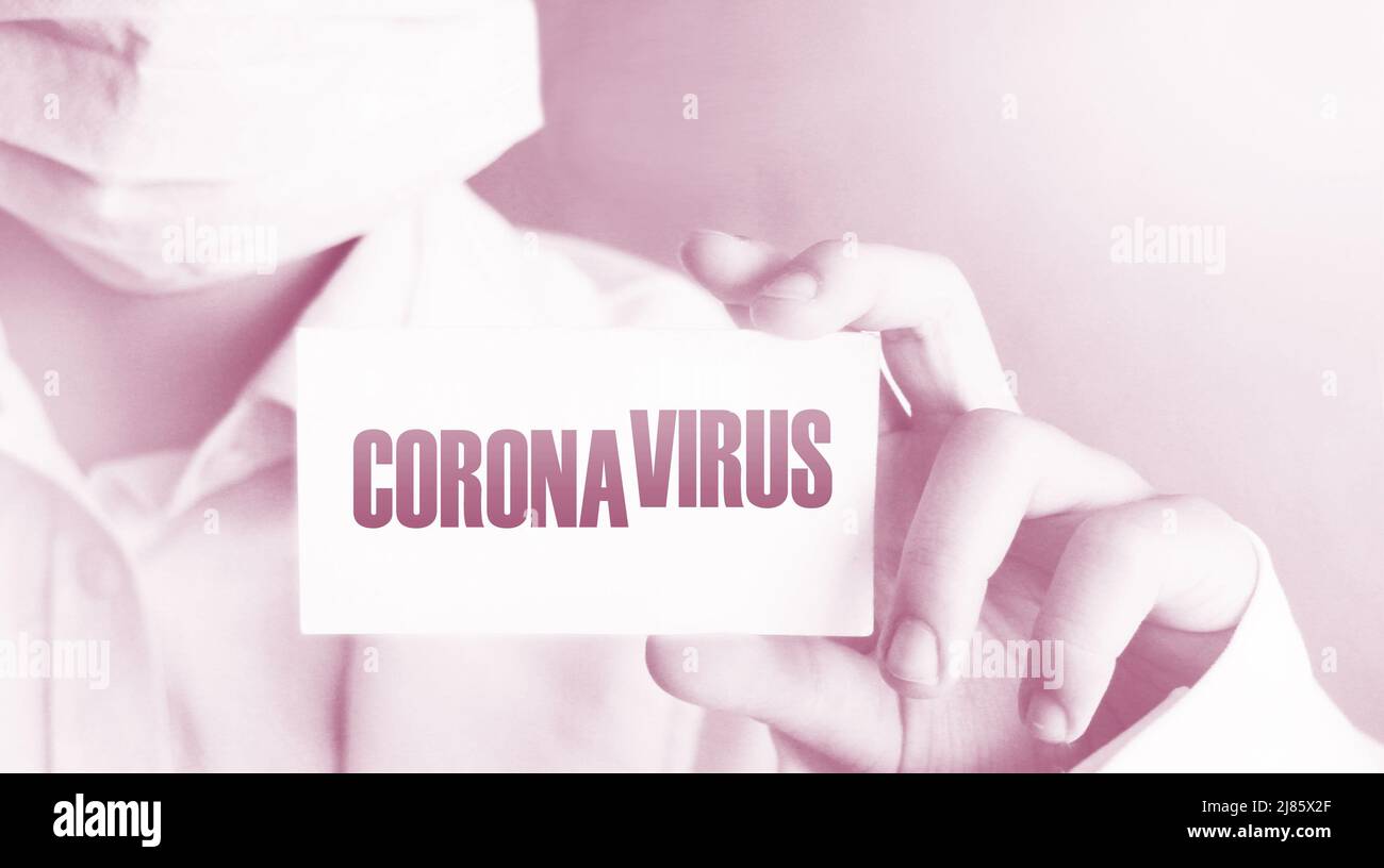 Le personnel médical tient une carte avec coronavirus écrite sur celle-ci.Concept de quarantaine en cas d'alerte pandémique CoVid-19. Banque D'Images