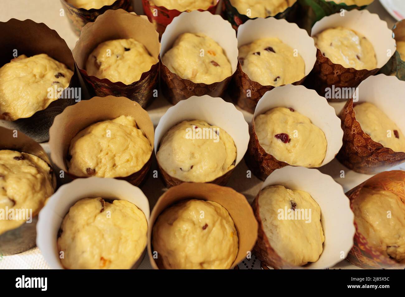 Cuisson étape par étape de coffin kraffin, gâteau de Pâques à la levure aux raisins secs. Étape cinq, en forme de petits gâteaux kraffin avant l'épreuvage dans des moules en papier Banque D'Images