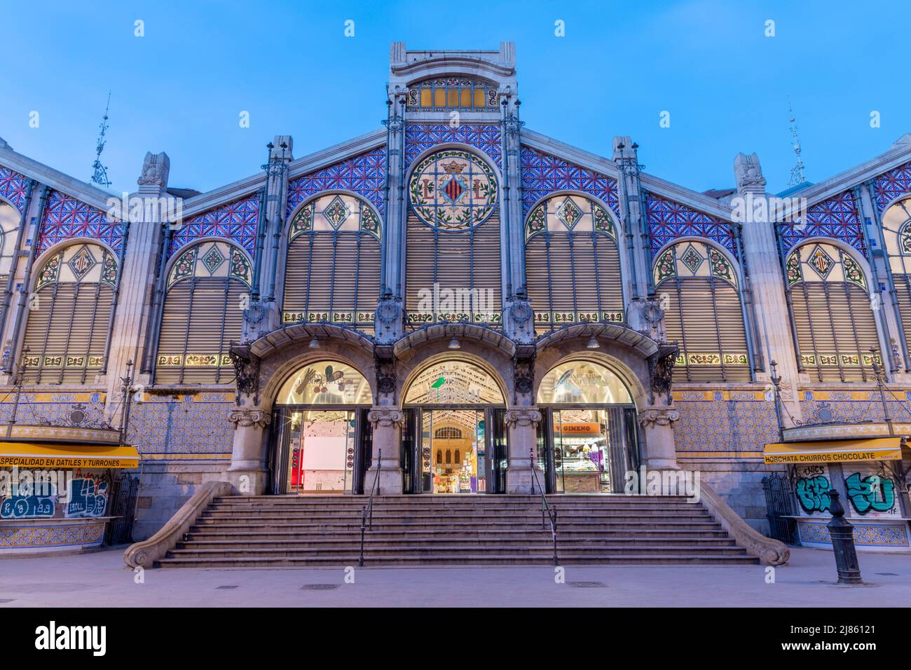 VALENCE, ESPAGNE - 17 FÉVRIER 2022 : le marché central du Mercado construit au crépuscule. Banque D'Images