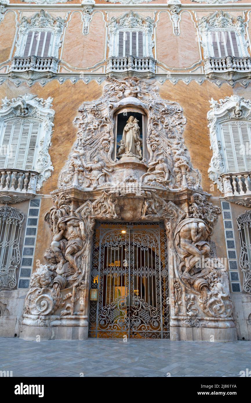 VALENCE, ESPAGNE - 14 FÉVRIER 2022 : la façade baroque du Palais - Palais des marques de dos Aguas en albâtre par Ignacio Vergara Gimeno. Banque D'Images