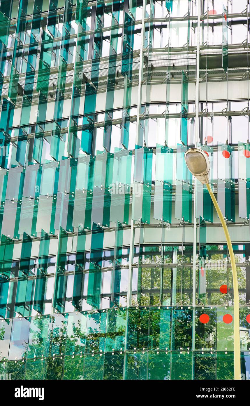 Façade en verre vert sur un bâtiment dans le quartier Pueblo Nuevo à Barcelone, Catalunya, Espagne, Europe Banque D'Images