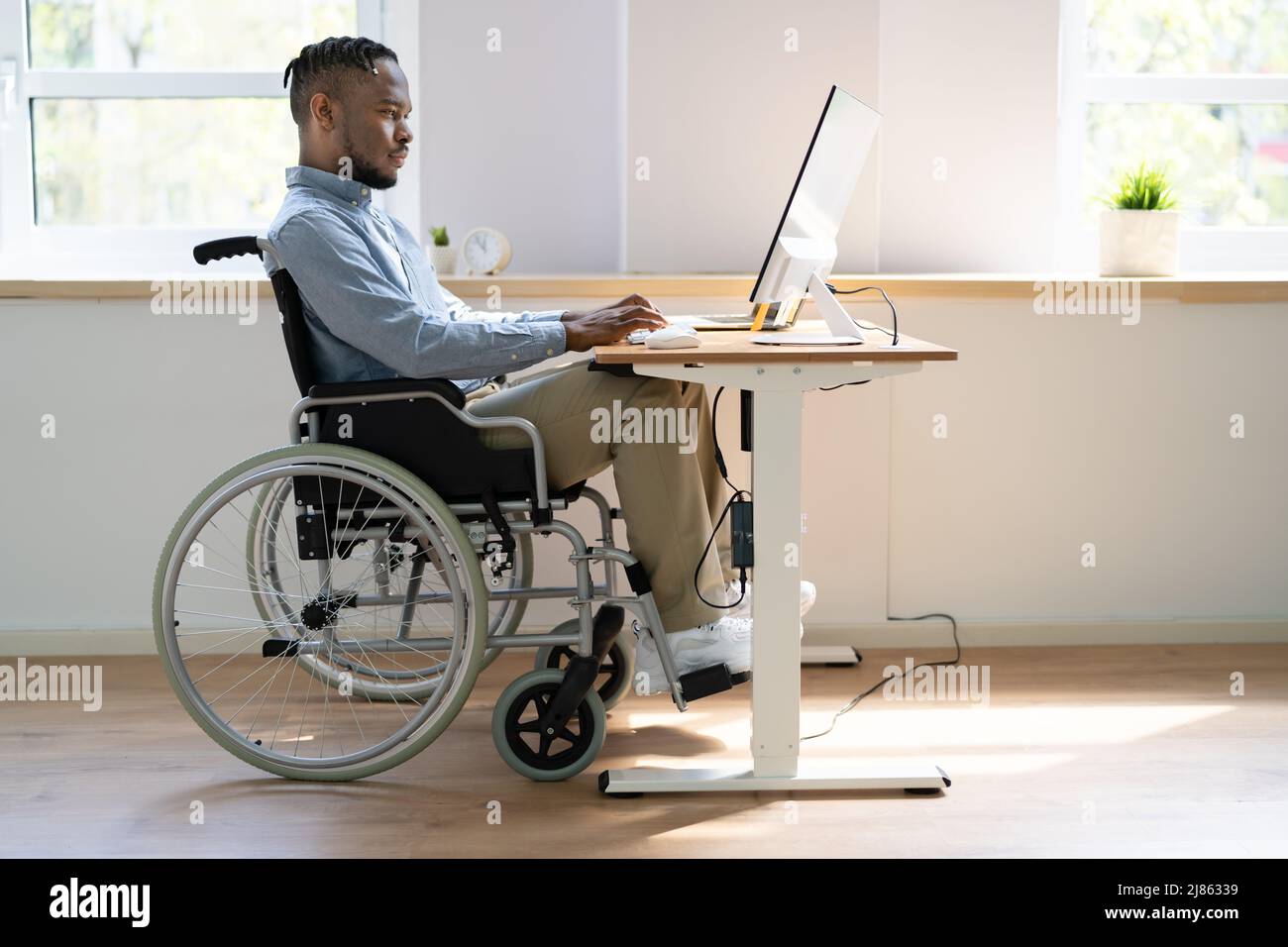 African American Black Man utilisant l'ordinateur. Travailleur handicapé Banque D'Images