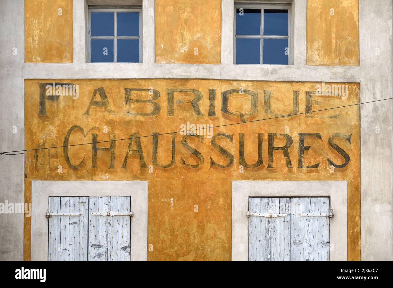Publicité ou publicité pour un ancien magasin de chaussures, un Cobbler ou un fabricant de chaussures l'Isle-sur-la-Sorgue Vaucluse Provence France Banque D'Images Publicité ou publicité pour un ancien magasin de chaussures, un Cobbler ou un fabricant de chaussures l'Isle-sur-la-Sorgue Vaucluse Provence France Banque D'Images