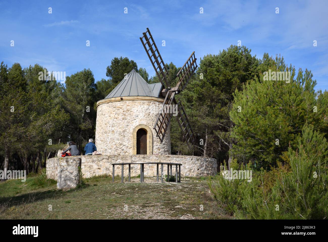 Touristes au Moulin Cativel c16th au-dessus de Gardanne Bouches-du-Rhône Provence france Banque D'Images