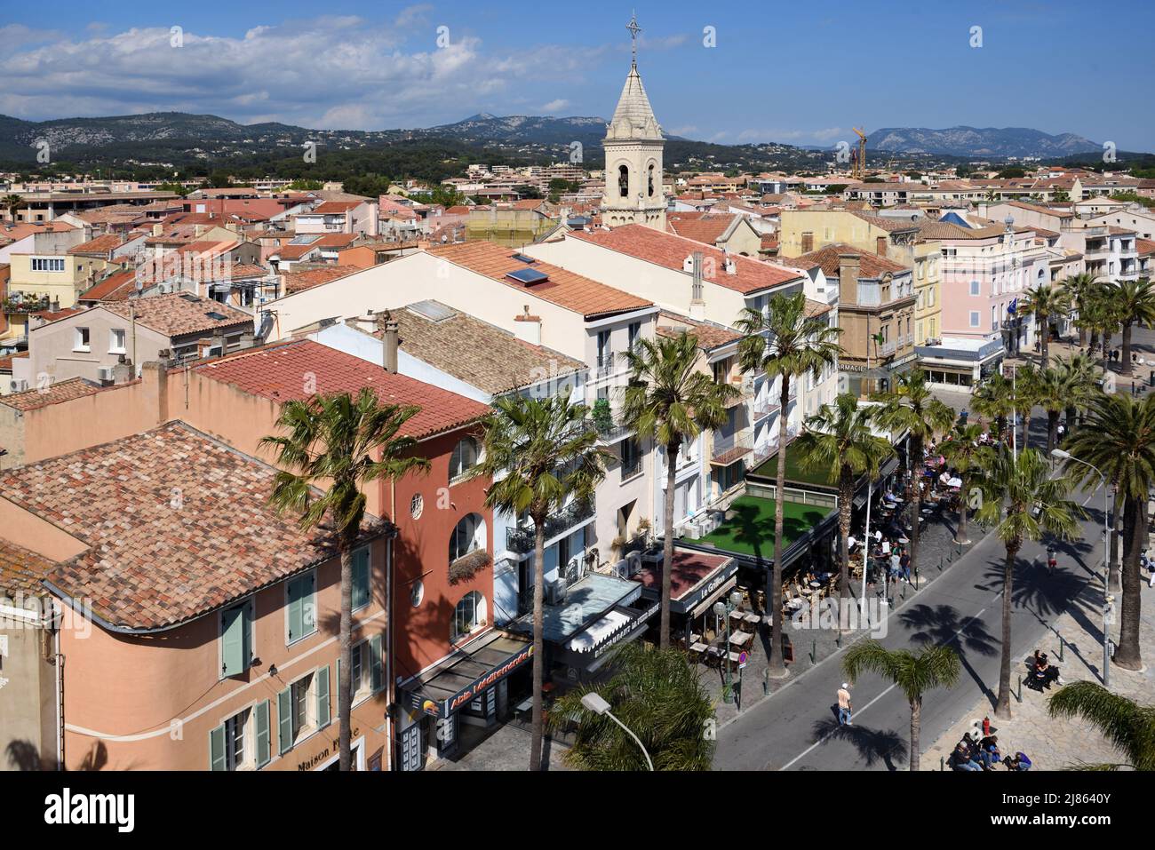 Vue sur les toits de la vieille ville de Sanary ou Sanary-sur-Mer avec palmiers sur le front de mer Var Côte d'Azur ou Côte d'Azur Provence France Banque D'Images