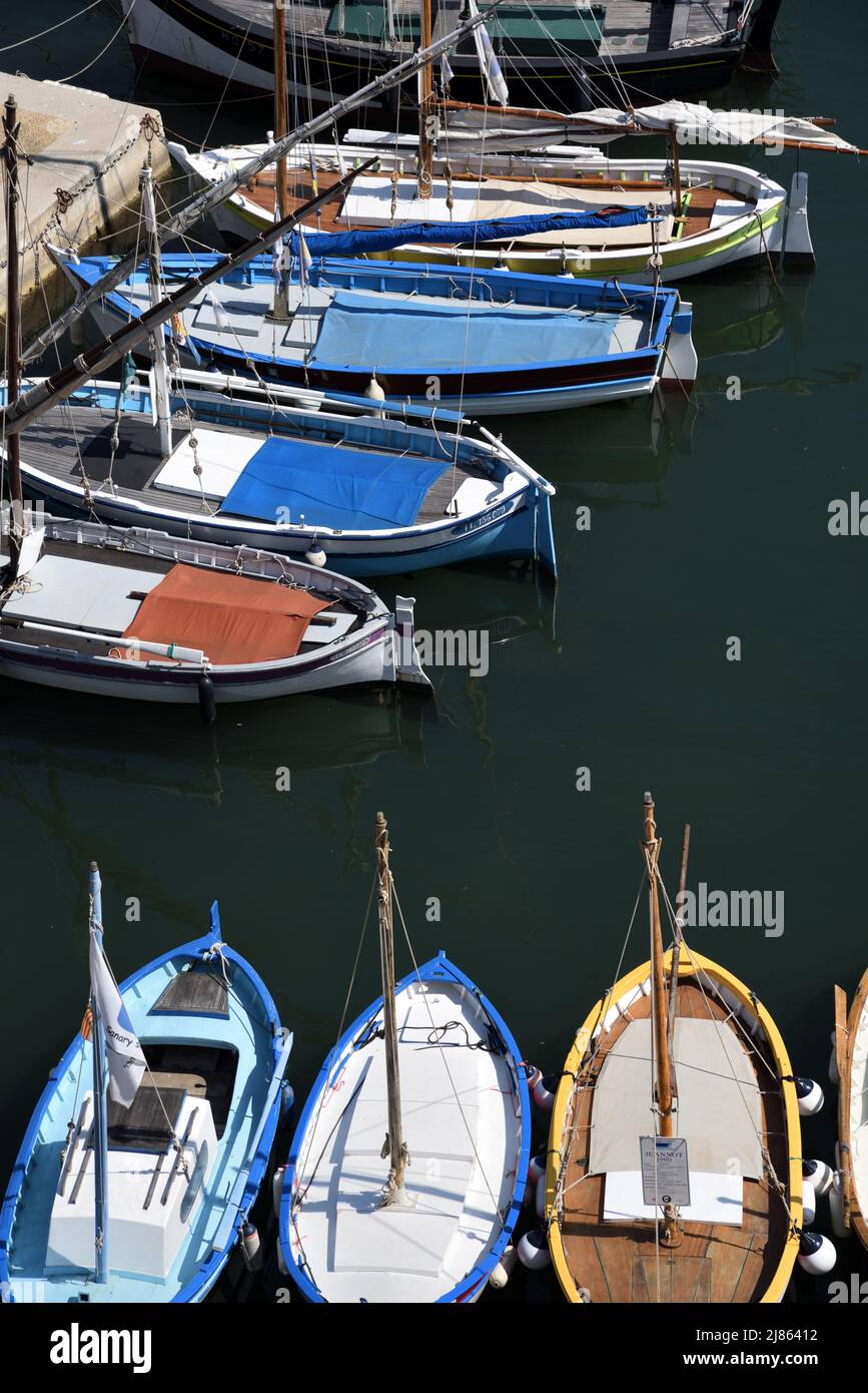 Vue aérienne sur les bateaux de pêche traditionnels en bois connus sous le nom de Pointus dans le port, Marina r Port de Sanary-sur-Mer Var Provence France Banque D'Images