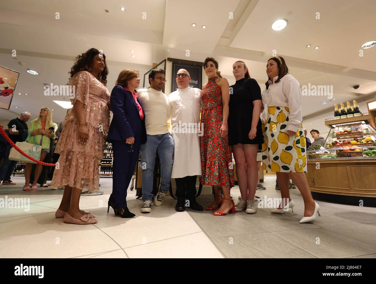 Les finalistes du Concours Platinum Pudding (de gauche à droite), Shabnam Russo, Susan Gardner, Rahul Mandal (boulanger professionnel) Roger Pizey (pâtissier à Fortnum et Mason), Sam Smith, Kathryn MacLennan et Jemma Melvin (gagnante) posent pour une photo à Fortnum et Mason, dans le centre de Londres, Après le rouleau suisse de citron de Melvin et le trifle d'amaretti battent 5 000 desserts pour devenir le pudding officiel des célébrations du Jubilé de la Reine. Date de la photo: Vendredi 13 mai 2022. Banque D'Images