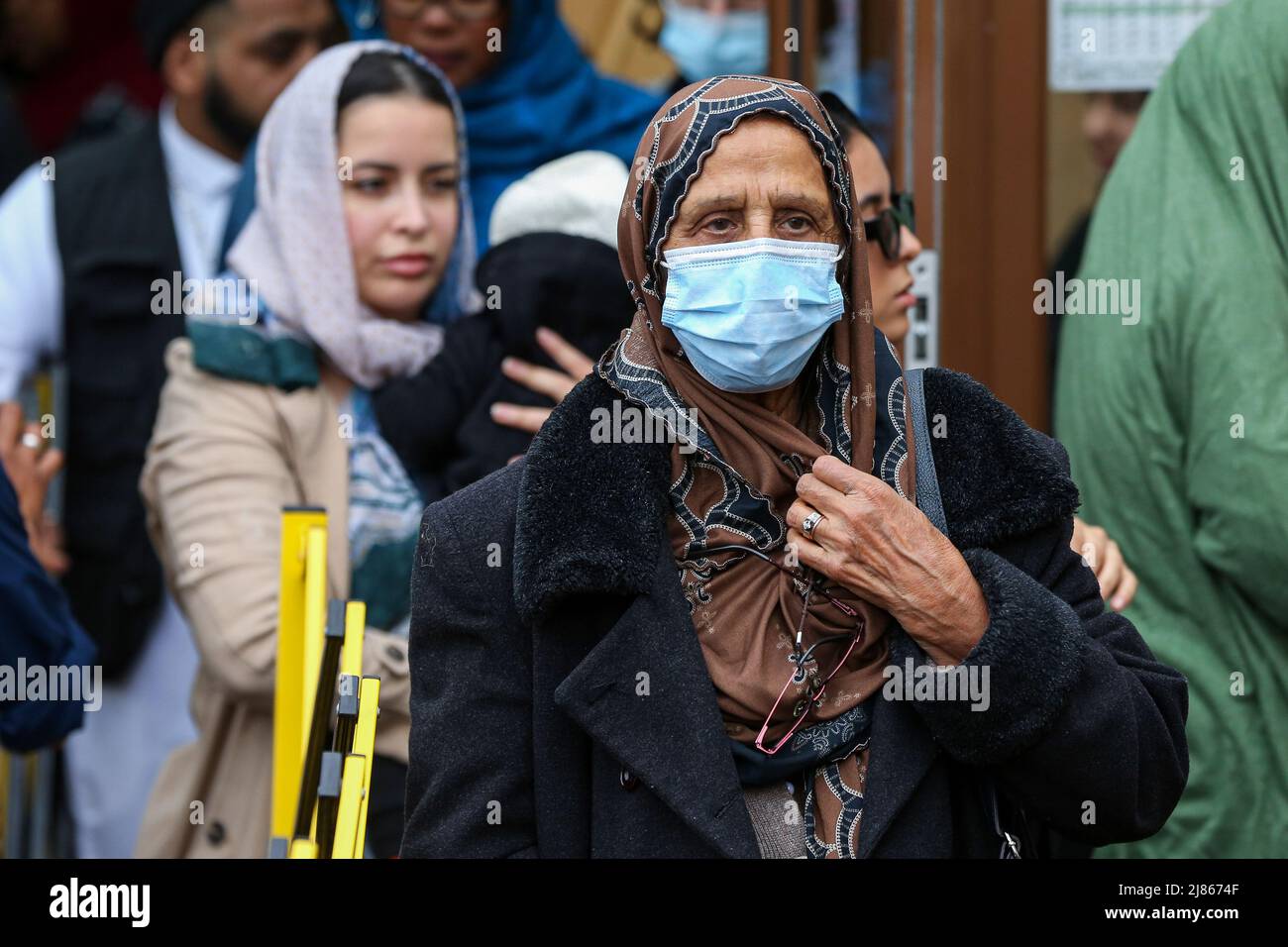 Londres, Royaume-Uni. 2nd mai 2022. Une femme musulmane portant un masque quitte une mosquée après avoir assisté aux prières du matin. (Image de crédit : © Dinendra Haria/SOPA Images via ZUMA Press Wire) Banque D'Images