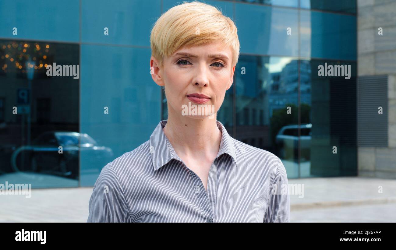 Gros plan femme sérieux visage portrait caucasien moyenne âge femme d'affaires patron blond court cheveux leader porte chemise formelle insatisfait expression Banque D'Images