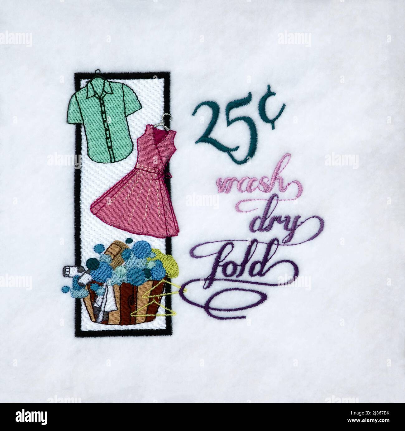 décoration de buanderie, broderie, toile de fond en feutre blanc, mots, 25 cents laver pli sec, vêtements, panier à linge, nostalgique, artisanat, textiles, Banque D'Images