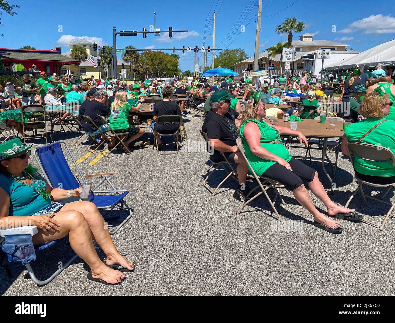 personnes, foule, hommes, femmes, assis à des tables, À l'extérieur, à proximité de la rue, fête de la Saint-Patrick, écoute de musique, amusement, vêtements verts, Flor Banque D'Images