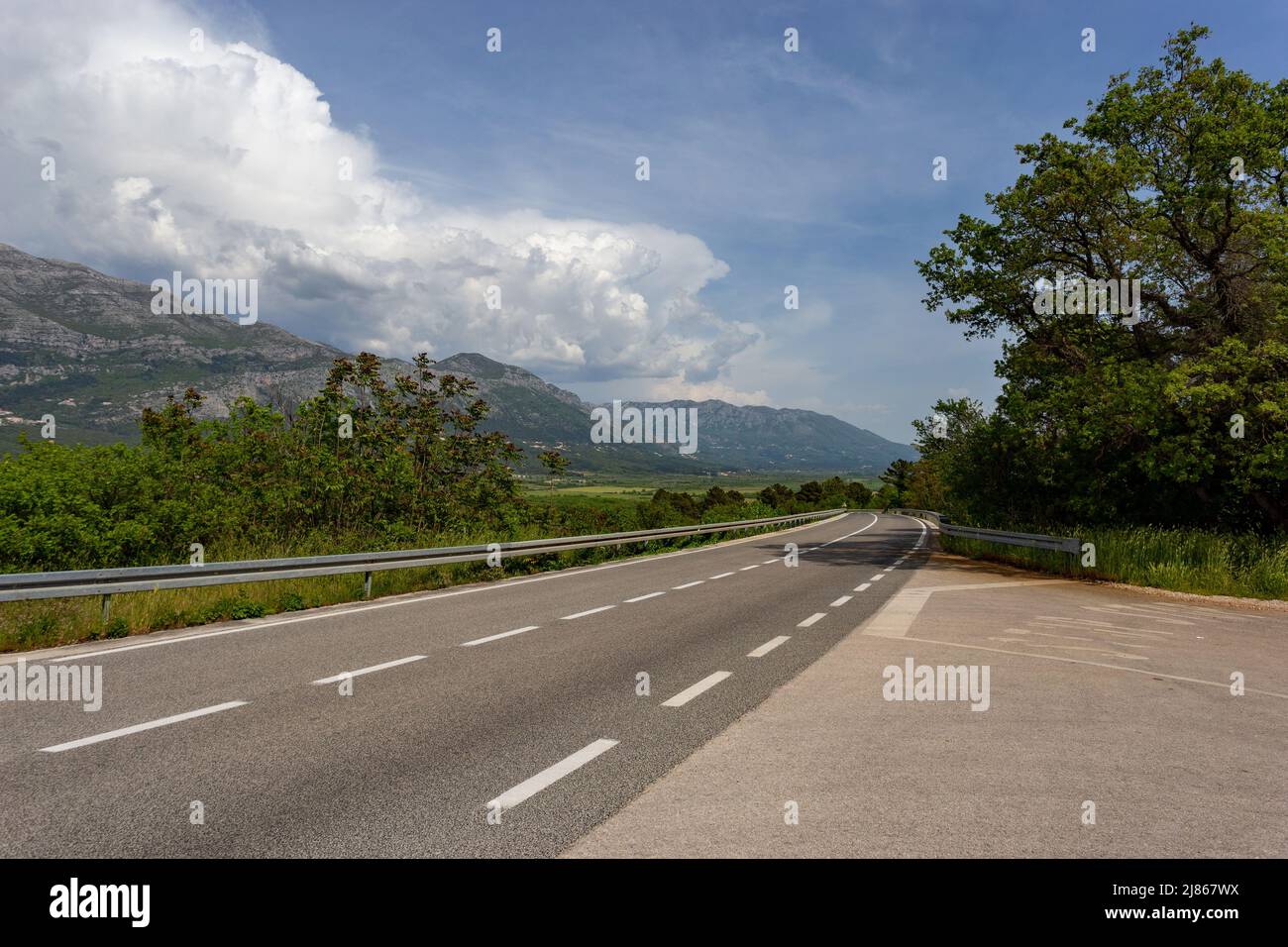 Route dans la vallée. Paysage de montagne avec ciel spectaculaire. Une tempête vient des montagnes. Banque D'Images