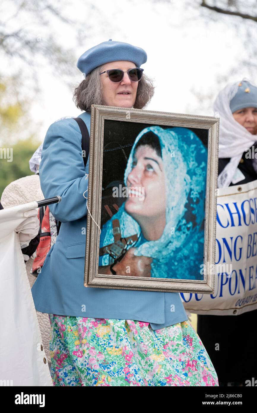 Lors d'un service de prière sur le site de l'ancien pavillon du Vatican '64 World's Fair, un adorateur tient une photo de Veronica Lueken qui y avait des apparitions. Banque D'Images