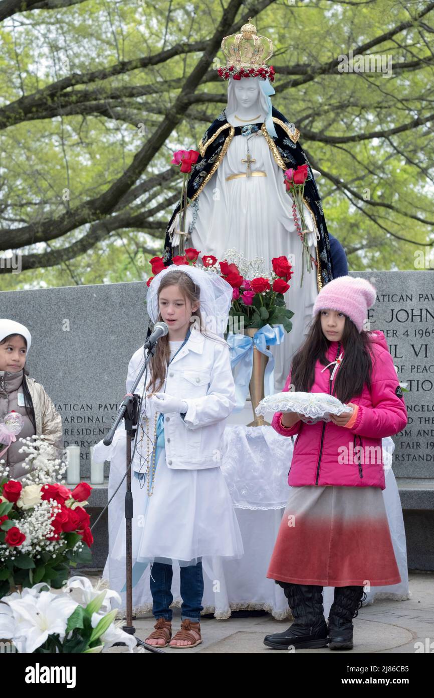 Une jeune fille de 8 ans dirige un service de la fête des mères « May Crowning » des catholiques romains dévots dans un parc à Queens, New York Banque D'Images