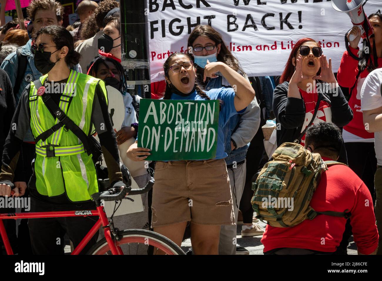 Rallye Pro-Choice sur la Federal Plaza de Chicago avec une marche à travers le Loop. Des milliers de manifestants de Chicago se sont rassemblés pour protester contre le projet de décision de la Cour suprême, publié lundi 2nd mai, qui annulerait la décision Roe c. Wade de 1973 qui reconnaissait le droit constitutionnel d'une femme de mettre fin à sa grossesse. Banque D'Images