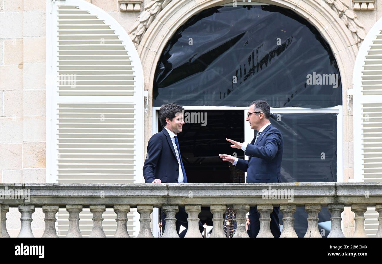 Stuttgart, Allemagne. 13th mai 2022. CEM Özdemir (r, Bündnis 90/Die Grünen), ministre fédéral de l'alimentation, s'entretient avec son homologue français Julien Denormandie (l) lors de la réunion des ministres de l'agriculture de G7 au château de Hohenheim. Credit: Bernd Weißbrod/dpa/Alay Live News Banque D'Images