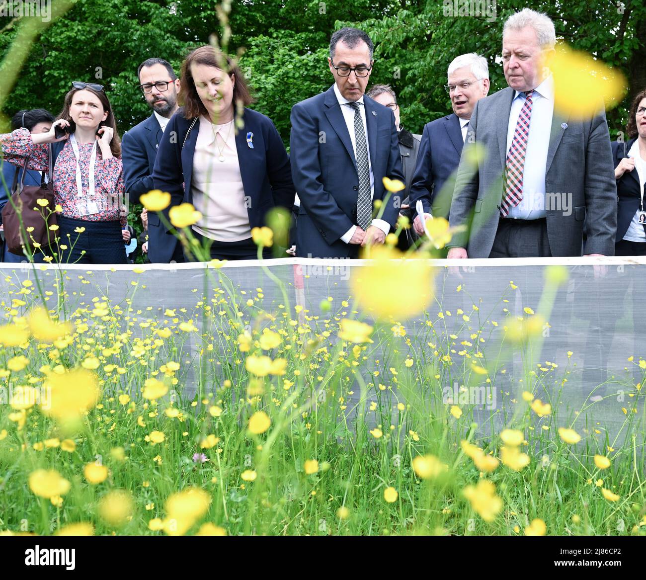 Stuttgart, Allemagne. 13th mai 2022. CEM Özdemir (M, Bündnis 90/Die Grünen), ministre fédéral de l'alimentation, et Janusz Wojciechowski, commissaire européen à l'agriculture, visitent le parc universitaire lors de la réunion des ministres de l'agriculture de G7 au château de Hohenheim. Credit: Bernd Weißbrod/dpa/Alay Live News Banque D'Images