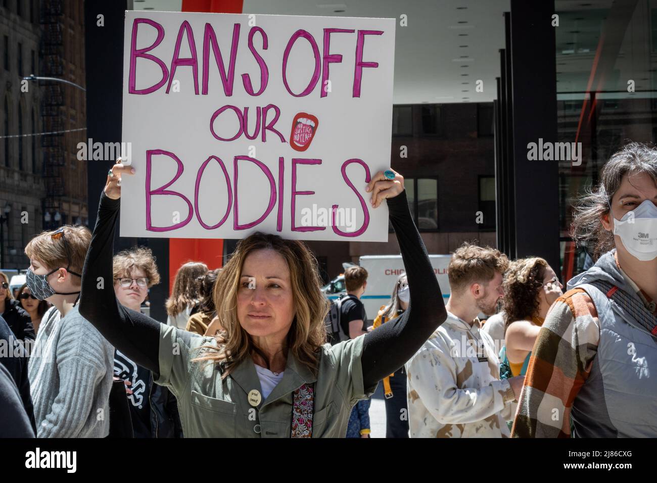 Rallye Pro-Choice sur la Federal Plaza de Chicago avec une marche à travers le Loop. Des milliers de manifestants de Chicago se sont rassemblés pour protester contre le projet de décision de la Cour suprême, publié lundi 2nd mai, qui annulerait la décision Roe c. Wade de 1973 qui reconnaissait le droit constitutionnel d'une femme de mettre fin à sa grossesse. Banque D'Images