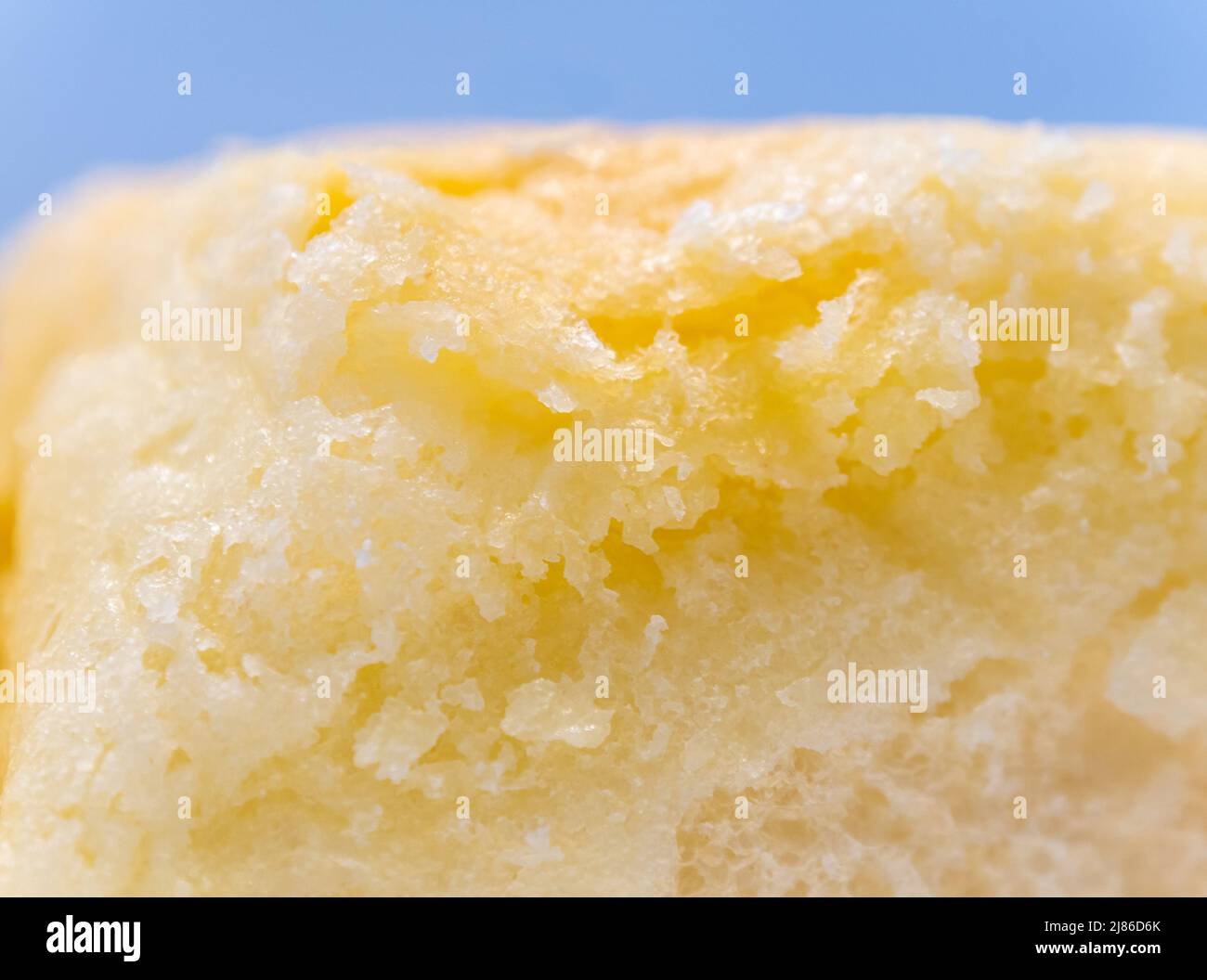 Texture en gros plan du sucre finement enrobé sur du pain doux Banque D'Images