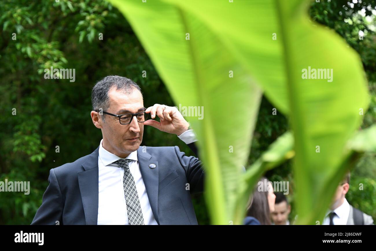 Stuttgart, Allemagne. 13th mai 2022. CEM Özdemir (Bündnis 90/Die Grünen), ministre fédéral de l'alimentation, visite le parc de l'université lors de la réunion des ministres de l'agriculture de G7 au château de Hohenheim. Credit: Bernd Weißbrod/dpa/Alay Live News Banque D'Images