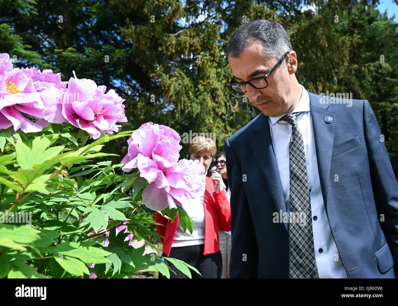 Stuttgart, Allemagne. 13th mai 2022. CEM Özdemir (Bündnis 90/Die Grünen), ministre fédéral de l'alimentation, visite le parc de l'université lors de la réunion des ministres de l'agriculture de G7 au château de Hohenheim. Credit: Bernd Weißbrod/dpa/Alay Live News Banque D'Images