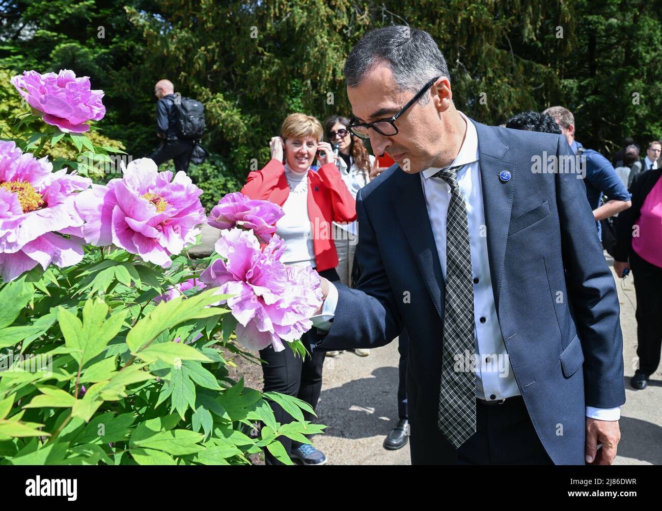 Stuttgart, Allemagne. 13th mai 2022. CEM Özdemir (r, Bündnis 90/Die Grünen), ministre fédéral de l'alimentation, visite le parc de l'université avec les autres délégations lors de la réunion des ministres de l'agriculture de G7 au château de Hohenheim. Credit: Bernd Weißbrod/dpa/Alay Live News Banque D'Images