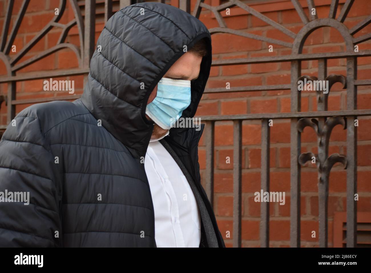 L'ancien officier de prison James Watts a quitté le tribunal des magistrats de Birmingham après avoir admis avoir envoyé 10 personnes grossièrement offensives à d'anciens collègues qui ont travaillé dans une prison de Warwickshire. Date de la photo: Vendredi 13 mai 2022. Banque D'Images