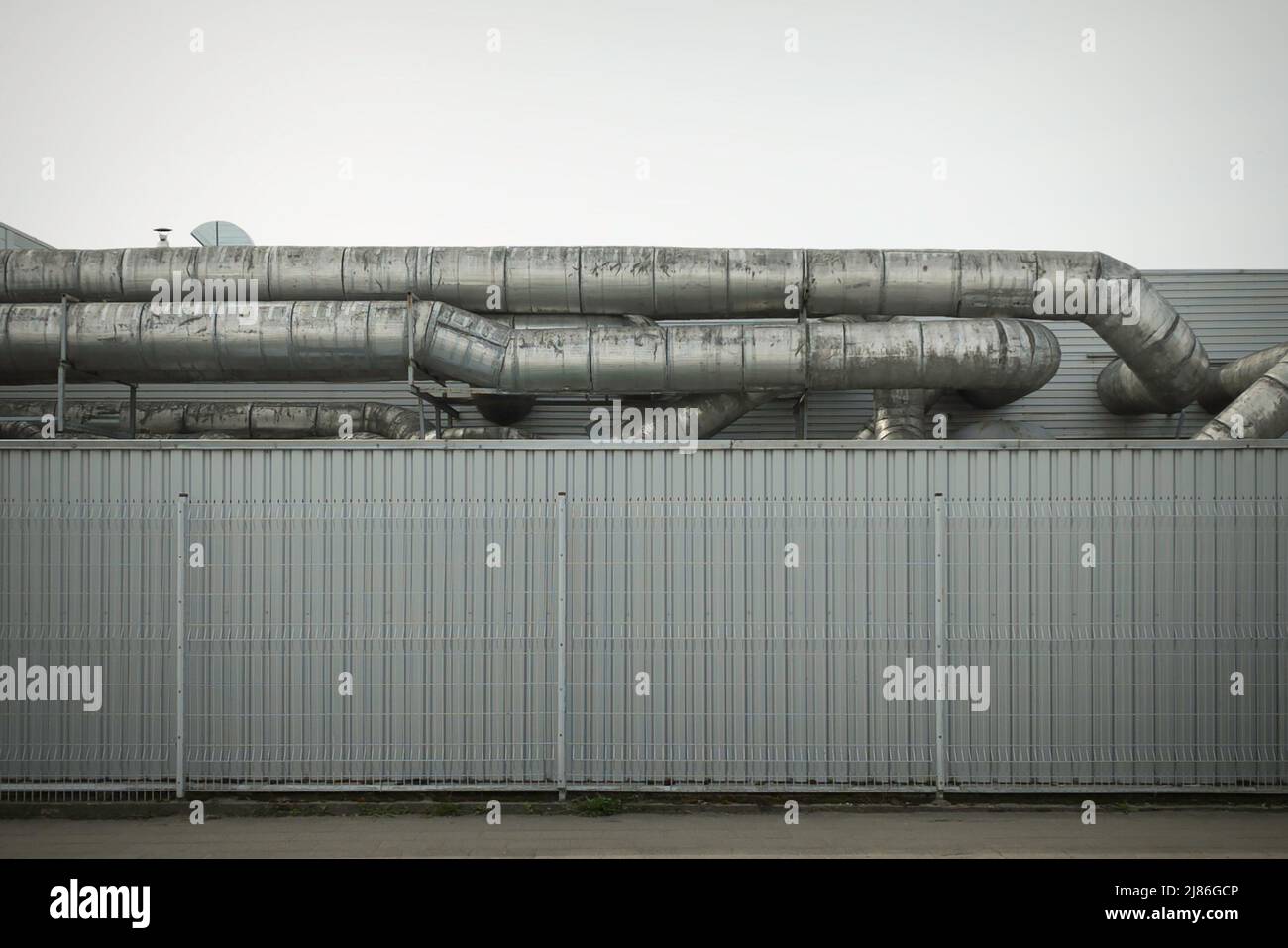 Tuyaux de ventilation métalliques sur le mur du bâtiment industriel. Banque D'Images