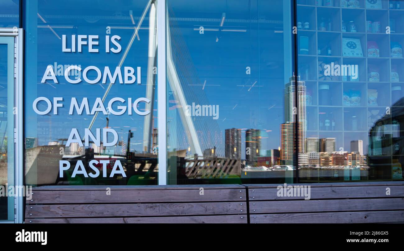 Rotterdam, pays-Bas - 28 avril 2022 : reflet du pont Erasmus et d'un paysage urbain de Rotterdam dans la fenêtre du restaurant italien avec Inscriptio Banque D'Images