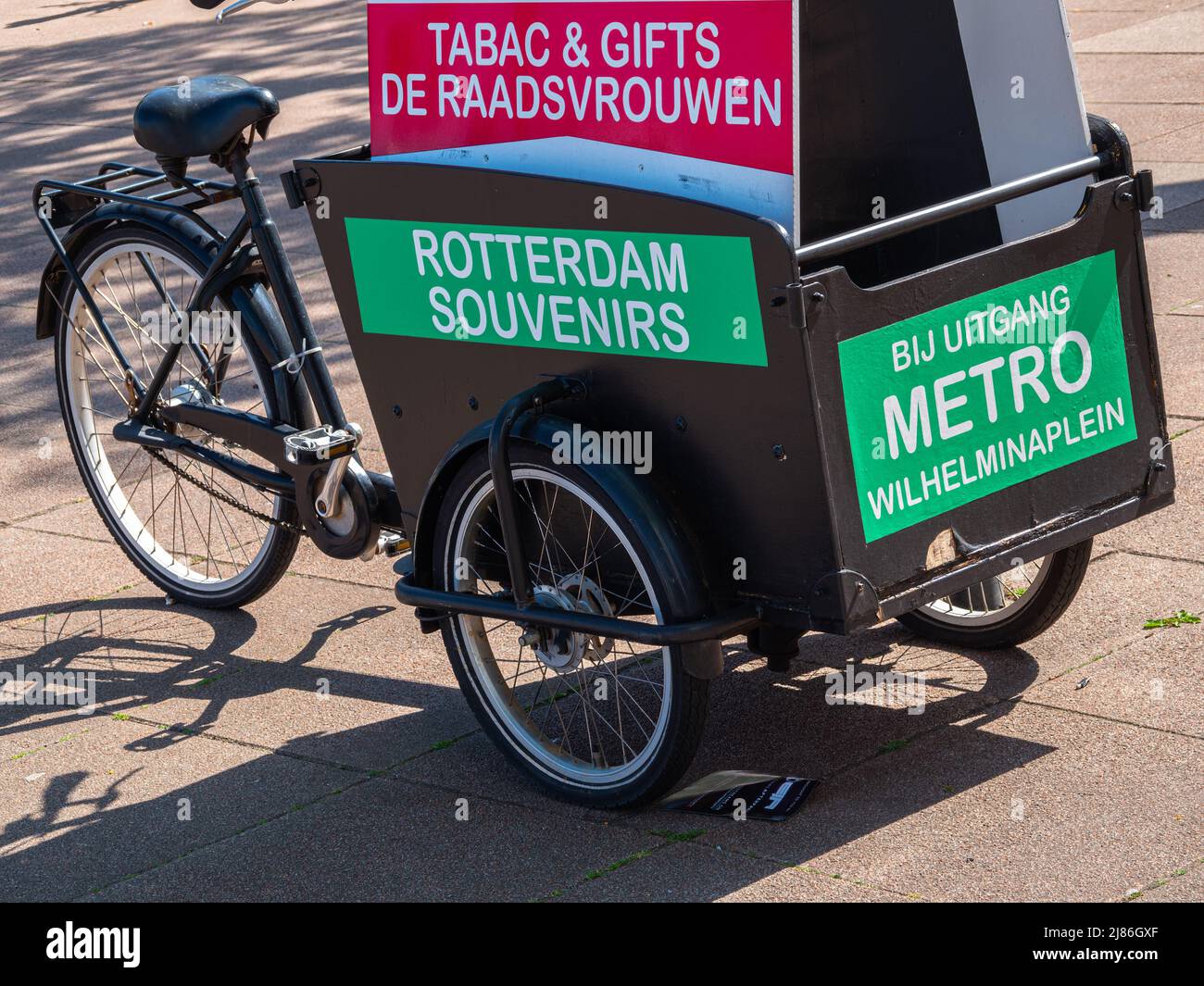 Rotterdam, pays-Bas - 28 avril 2022 : tricycle dans la rue avec publicité Panneaux de tabac, souvenirs et magasin de presse Banque D'Images