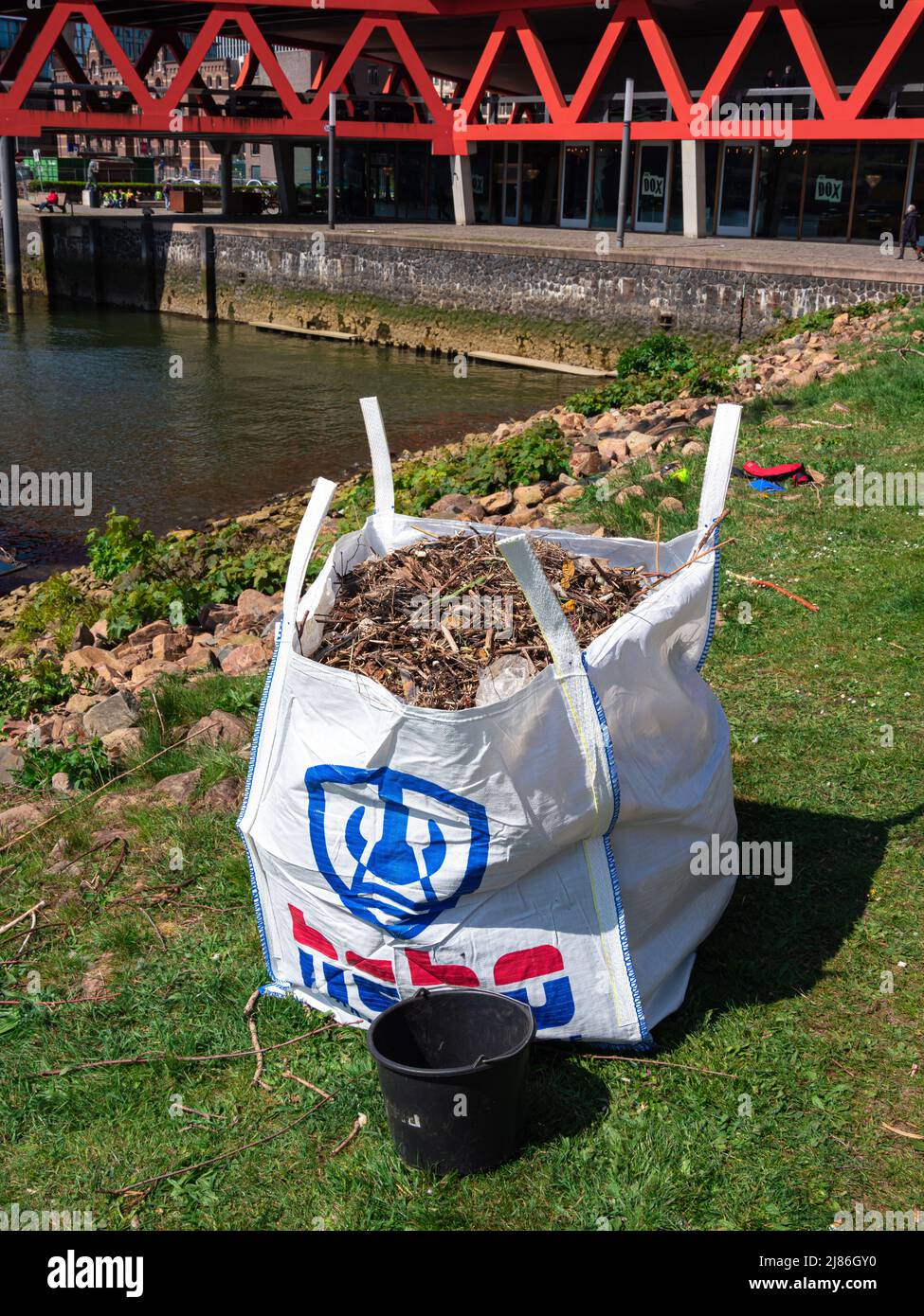 Rotterdam, pays-Bas - 28 avril 2022 : grand sac de mauvaises herbes avec logo du service maritime Hebo Banque D'Images