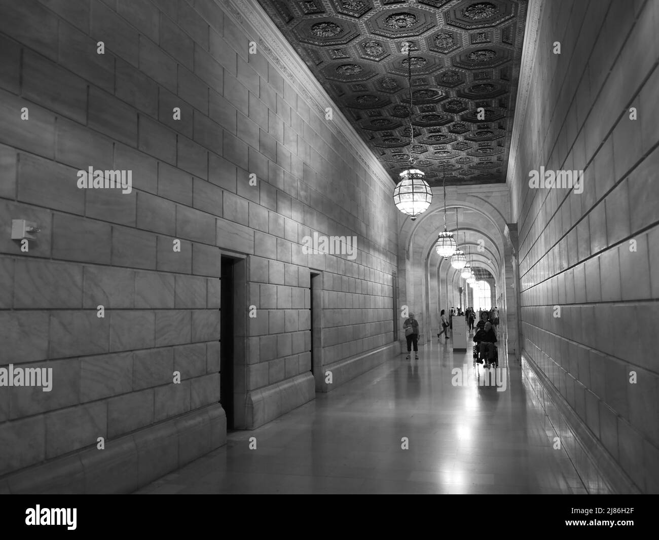 Image monochromatique d'un couloir dans la bibliothèque publique de New York. Banque D'Images