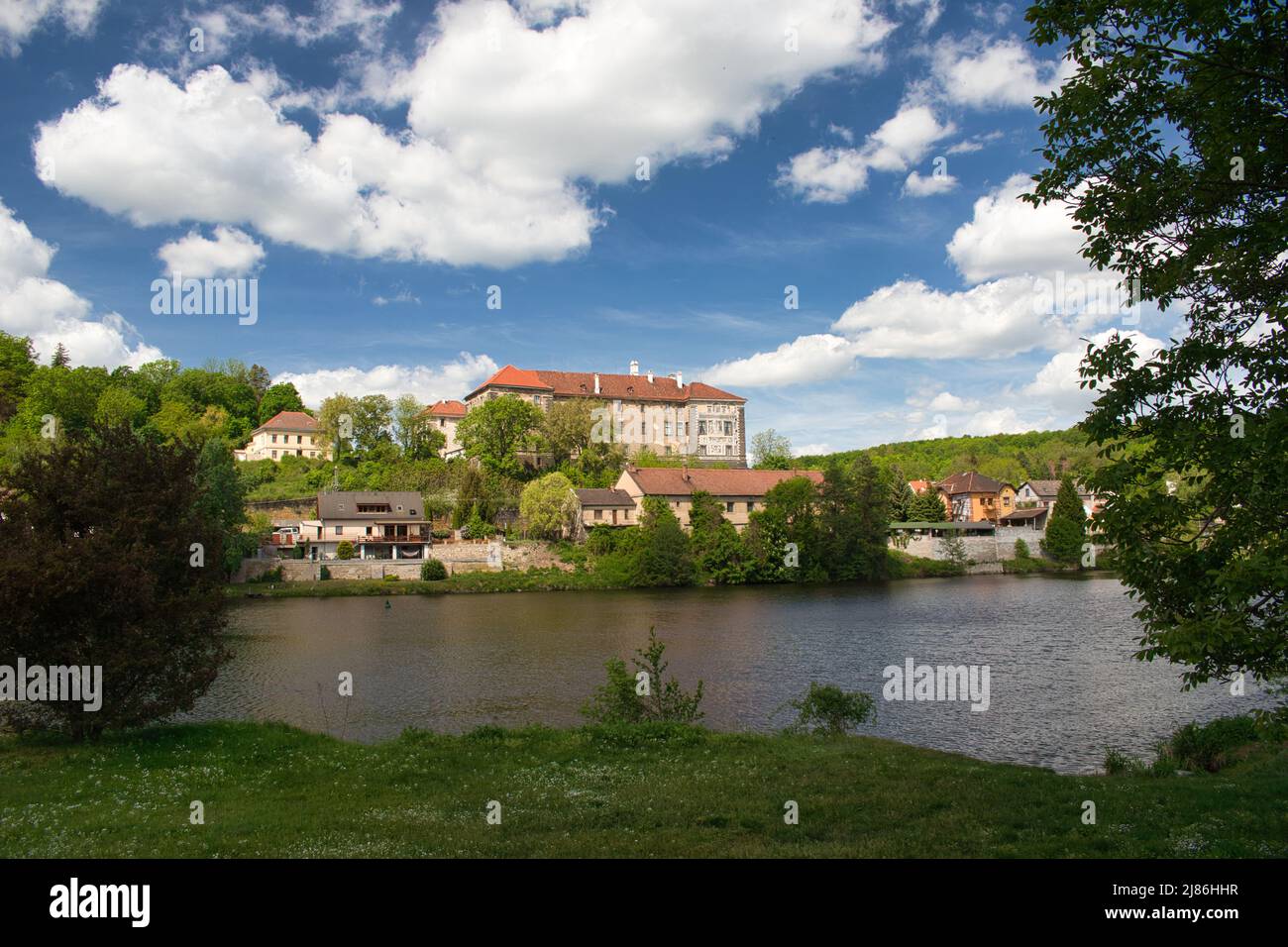 Château de Nelahozeves, vue sur la rivière Vltava. République tchèque. Banque D'Images Château de Nelahozeves, vue sur la rivière Vltava. République tchèque. Banque D'Images