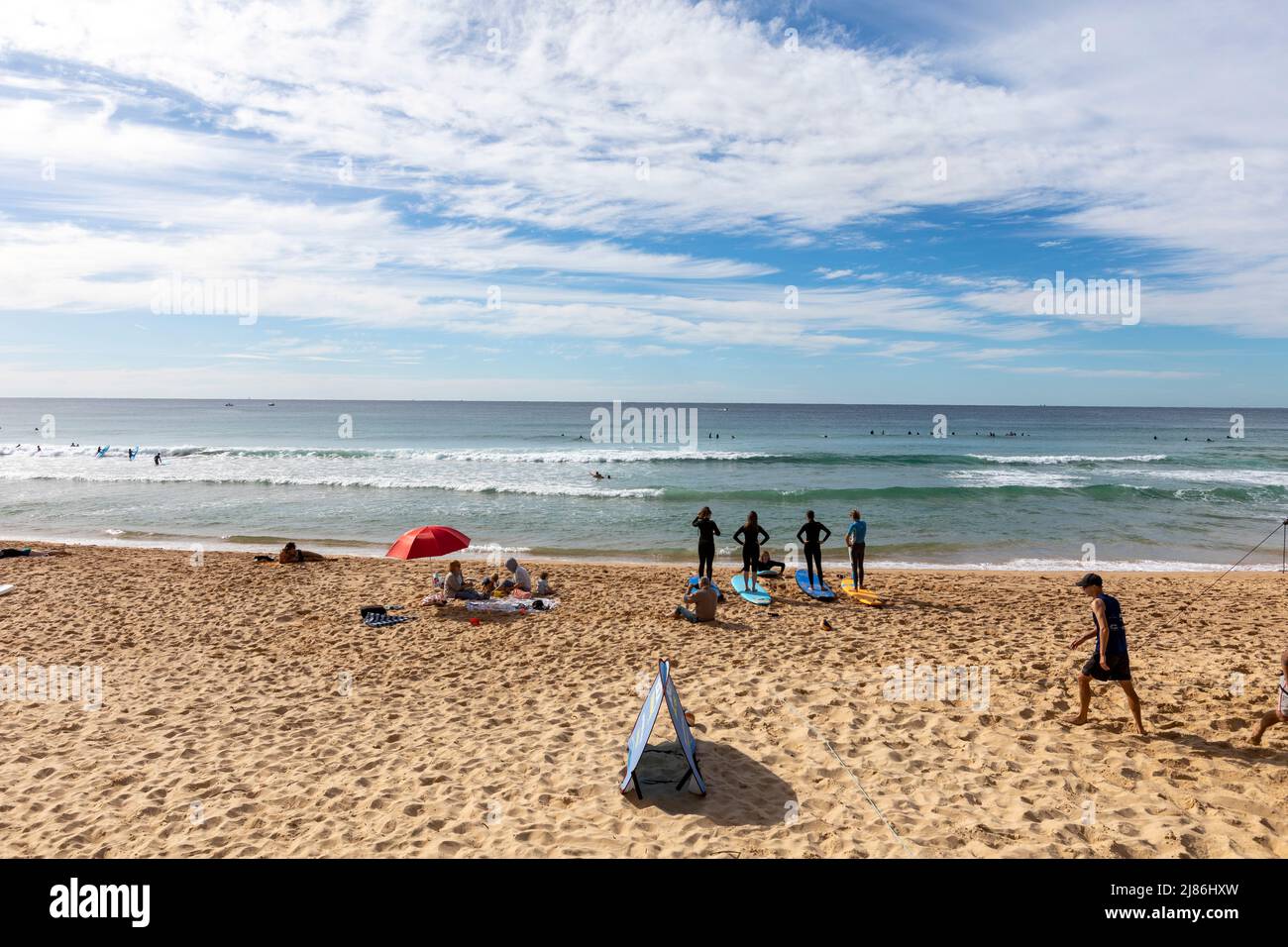 Cours de surf pour débutants sur Manly Beach à Sydney, Nouvelle-Galles du Sud, Australie le jour d'automne du ciel bleu Banque D'Images