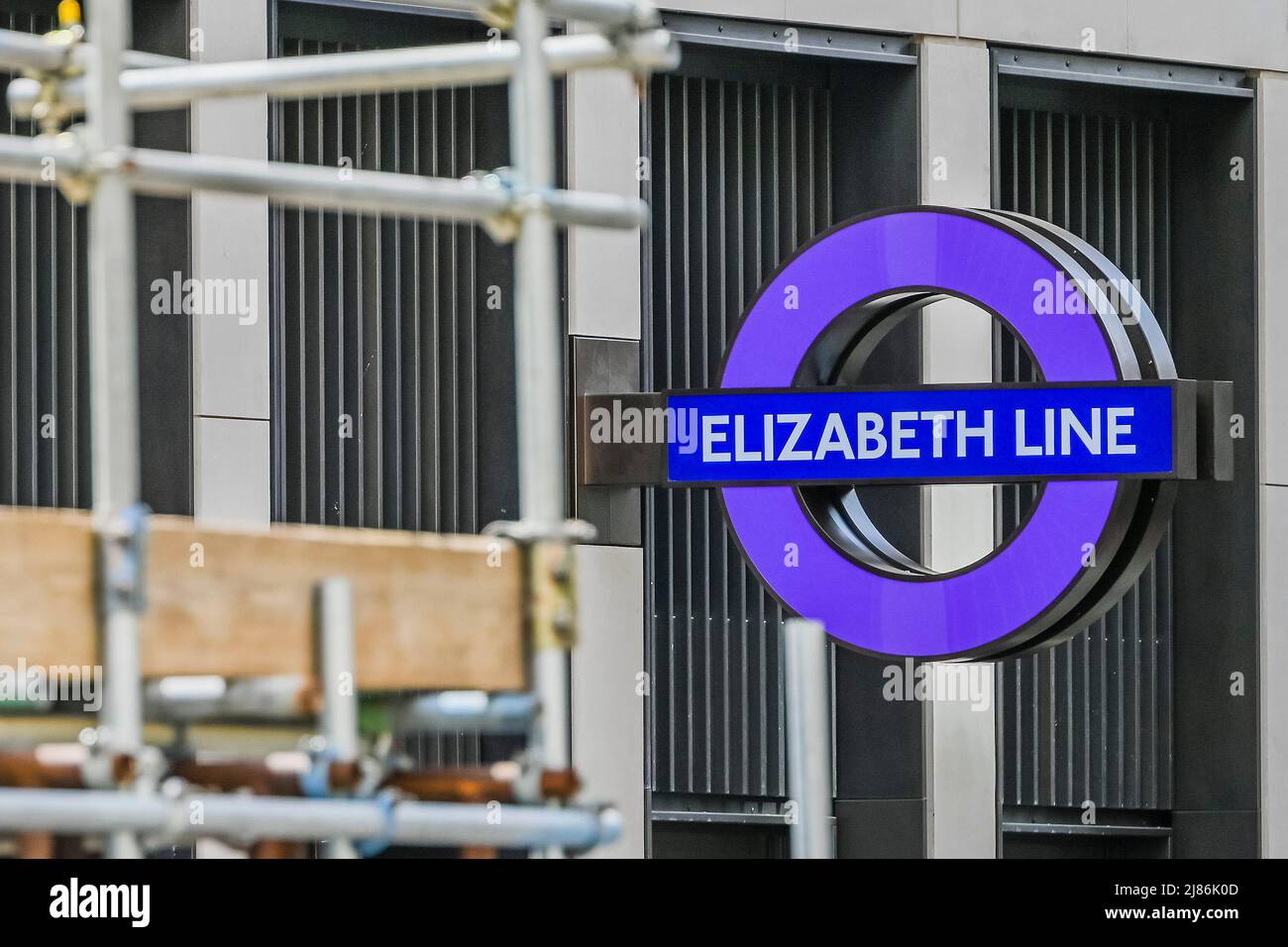 Londres, Royaume-Uni. 13th mai 2022. Les liages arrivent enfin - la ligne Elizabeth (crossrail) ouvre en mai (à temps pour le bus du Jubilé de platine plusieurs années de retard et des milliards de livres de plus que le budget) mais la gare de Bond Street n'a pas réussi ses tests de sécurité et les travaux de construction se poursuivent. Crédit : Guy Bell/Alay Live News Banque D'Images
