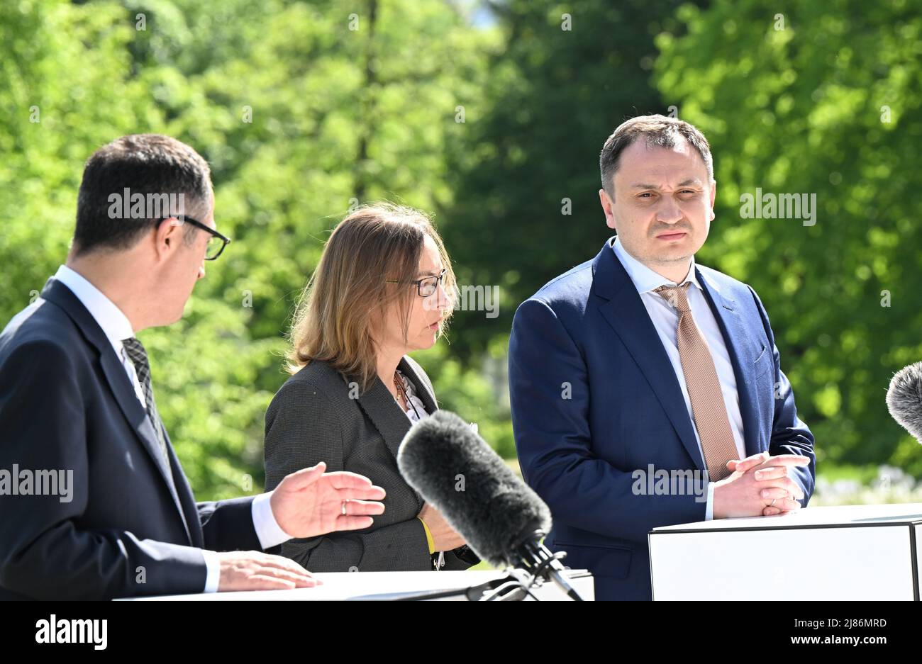 Stuttgart, Allemagne. 13th mai 2022. CEM Özdemir (l, Bündnis 90/Die Grünen), Ministre fédéral de l'alimentation et de l'agriculture et Mykola Solskyj (r) Ministre ukrainien de l'agriculture font une déclaration lors de la réunion de G7 des ministres de l'agriculture au château de Hohenheim. Credit: Bernd Weißbrod/dpa/Alay Live News Banque D'Images