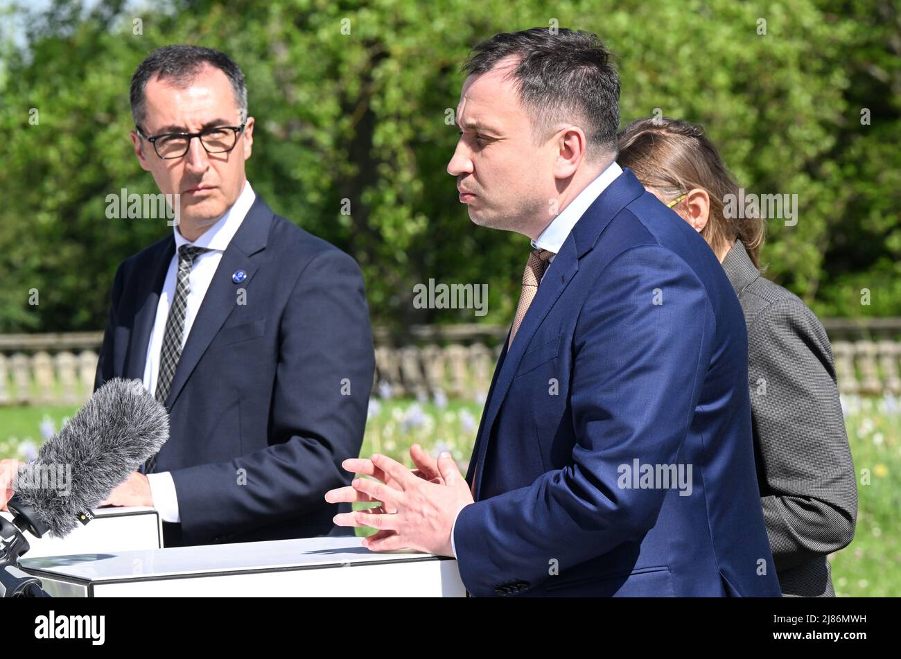 Stuttgart, Allemagne. 13th mai 2022. CEM Özdemir (l, Bündnis 90/Die Grünen), Ministre fédéral de l'alimentation et de l'agriculture et Mykola Solskyj (r) Ministre ukrainien de l'agriculture font une déclaration lors de la réunion de G7 des ministres de l'agriculture au château de Hohenheim. Credit: Bernd Weißbrod/dpa/Alay Live News Banque D'Images