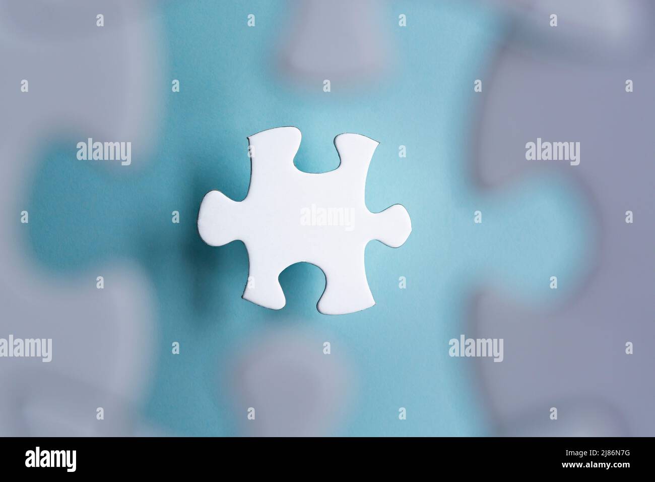 Pièces de puzzle isolées sur fond bleu flou. Pose à plat. Directement au-dessus. Copier l'espace Banque D'Images