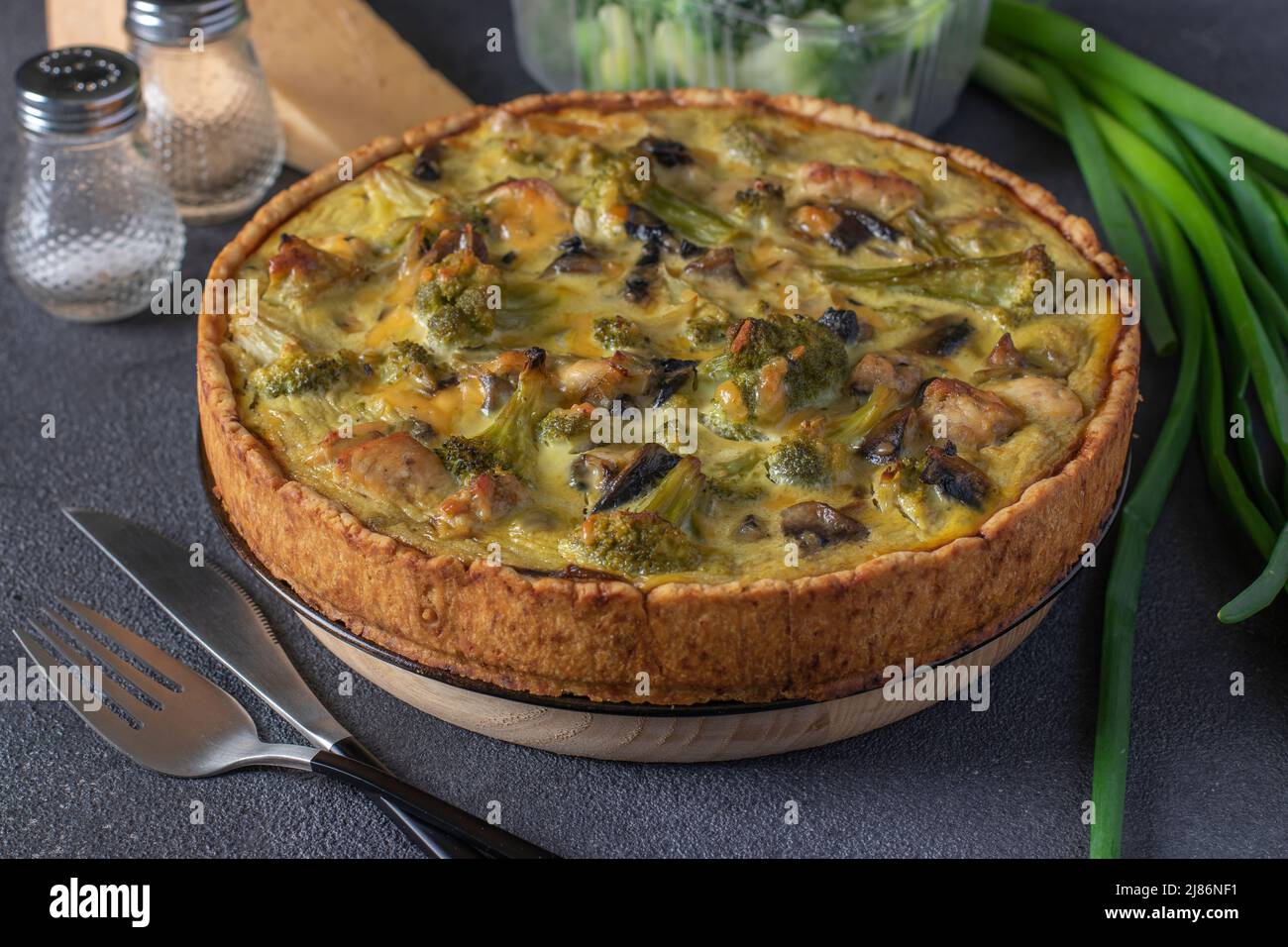 Quiche au poulet, aux champignons et au brocoli, tarte traditionnelle française maison sur fond gris foncé Banque D'Images