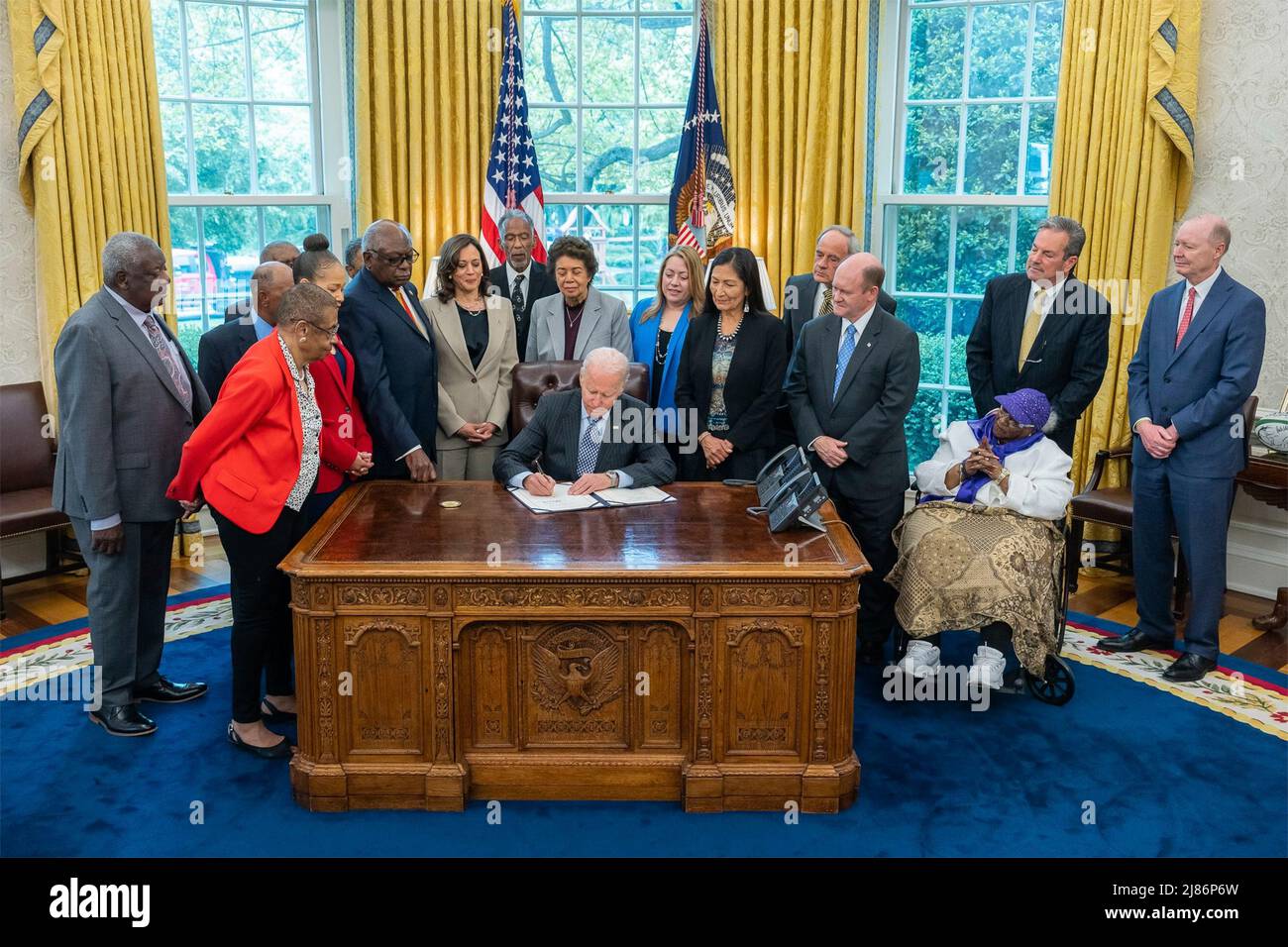 Washington, États-Unis d'Amérique. 12th mai 2022. Washington, États-Unis d'Amérique. 12 mai 2022. Le président américain Joe Biden, au centre, signe la loi Brown v. Board of Education National Historical Park expansion and Redésignation Act en vigueur, lors d'une cérémonie dans le Bureau ovale de la Maison Blanche, le 12 mai 2022 à Washington, DC ont assisté à la cérémonie de signature le vice-président Kamala Harris, Deb Haaland, Secrétaire de l'intérieur et membres du Congrès. Crédit : Adam Schultz/White House photo/Alay Live News Banque D'Images