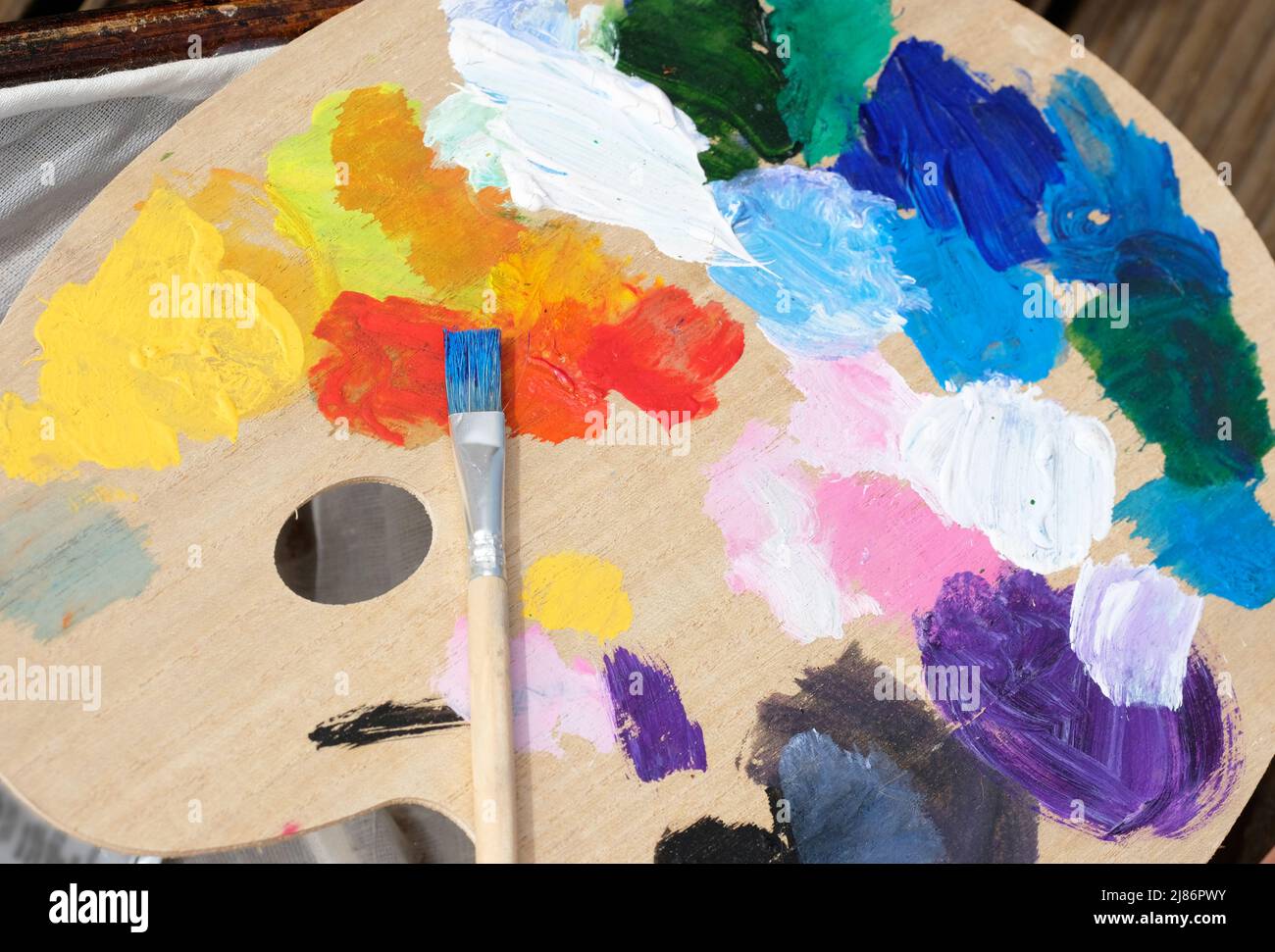 Palette de peintures d'art avec pinceau et peintures à l'huile colorées Banque D'Images