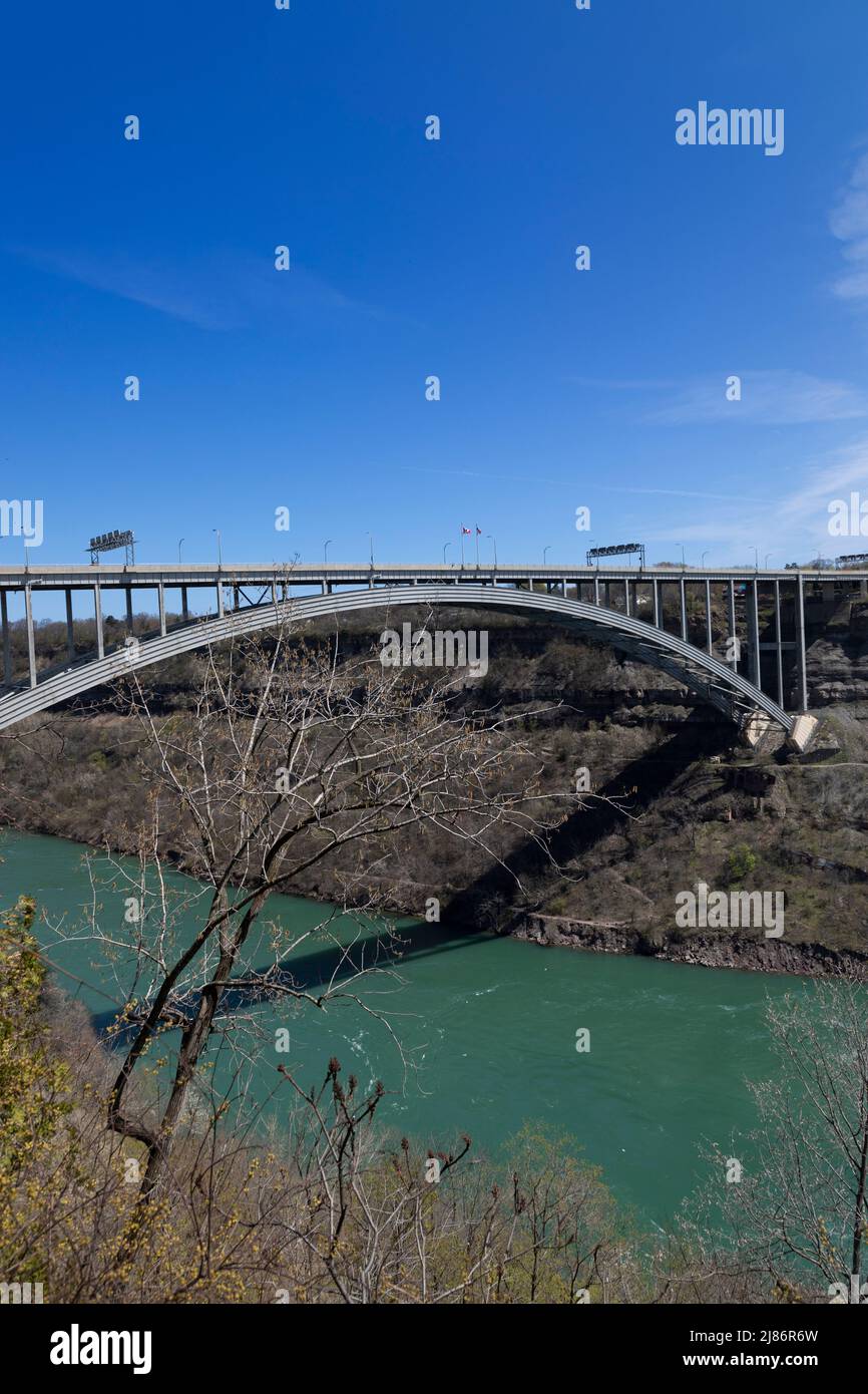 Lewiston - pont international de Queenston au-dessus de la rivière Niagara entre le Canada et les États-Unis d'Amérique Banque D'Images