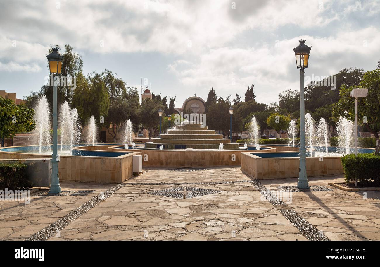 Fontaine sur la place centrale près du monastère Ayia Napa, Chypre. Banque D'Images