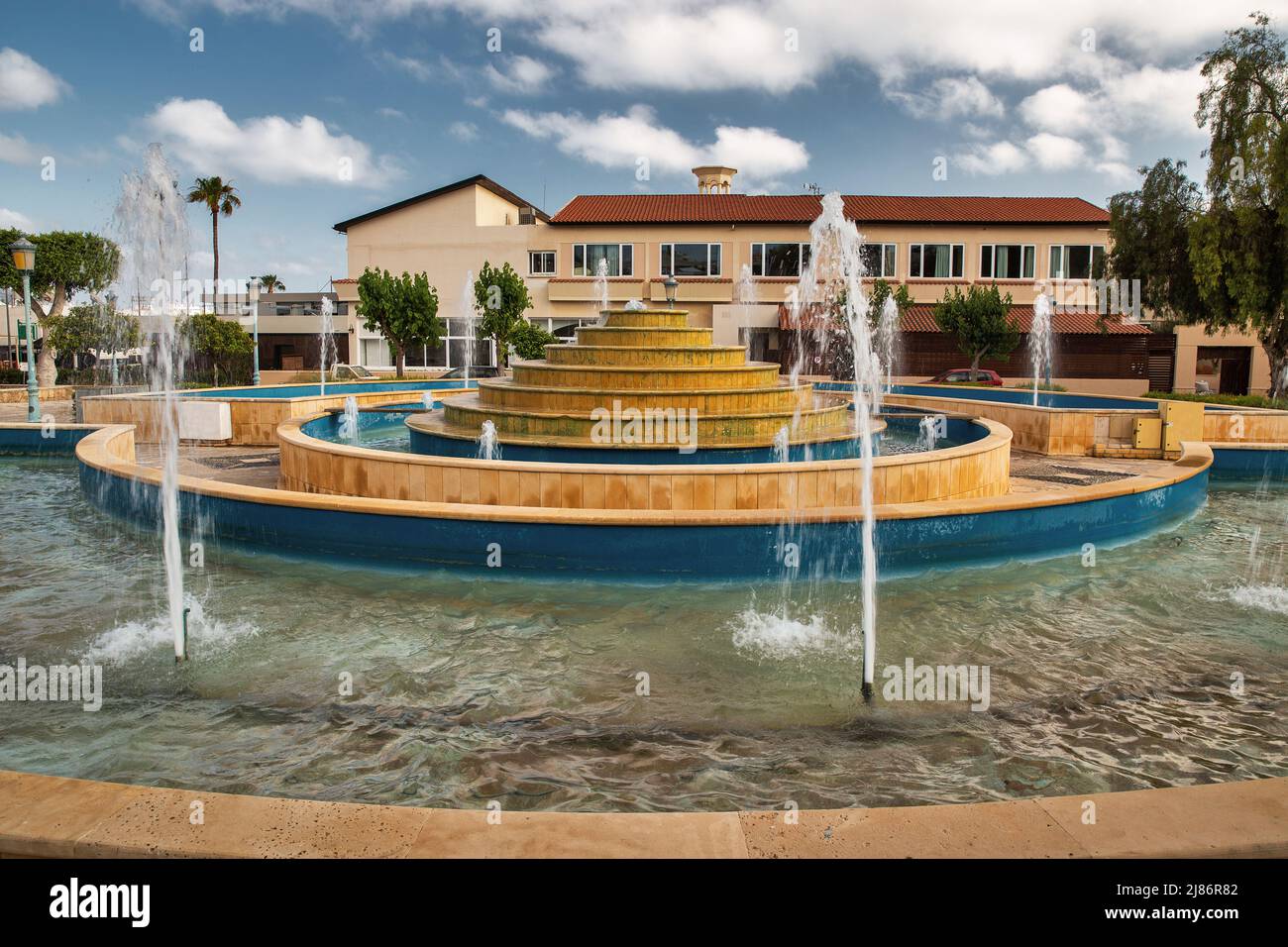 Fontaine sur la place centrale près du monastère Ayia Napa, Chypre. Banque D'Images