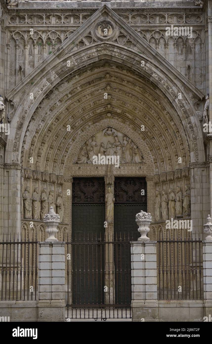 Espagne, Castille-la Manche, Tolède. Cathédrale Saint Mary. Construit en style gothique entre 1227 et 1493. Façade principale. Porte du pardon. Construit sous la direction de l'architecte Alvar Martínez (actif entre 1418 et 1440). Il comprend une arche avec six archivoles gothiques, le Christ dans le mullion et un apostolat dans les jambes. Dans le tympan, il y a un relief sculptural représentant la Vierge imposant le chasuble sur Saint Ildephonse. Banque D'Images