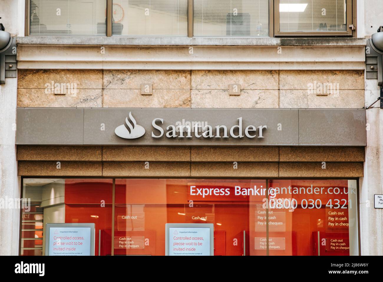Signalisation de santander Banque de photographies et d’images à haute