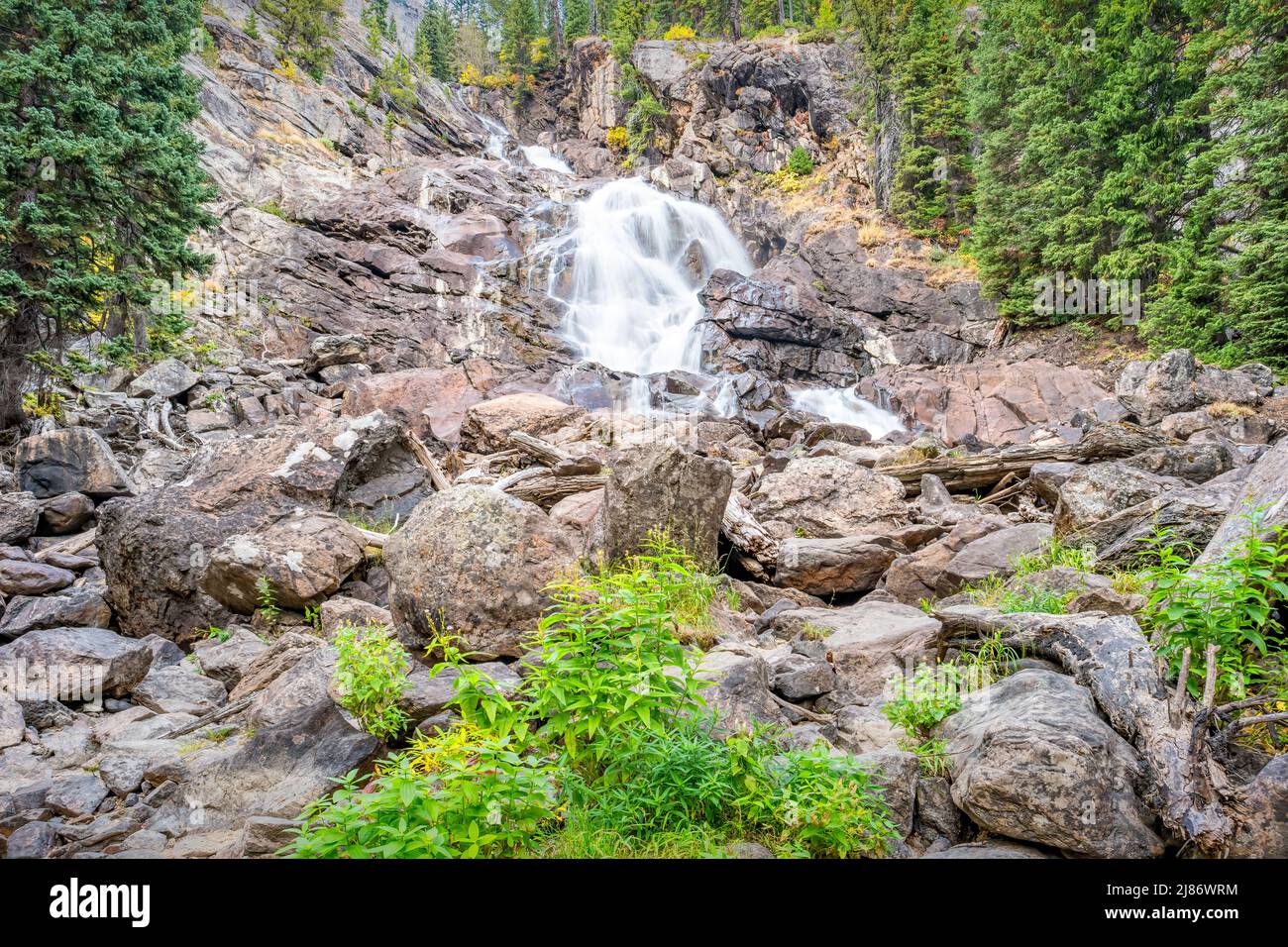 Hidden Falls sur le sentier Cascade Canyon Trail dans le parc national de Grand Teton, Wyoming, États-Unis Banque D'Images