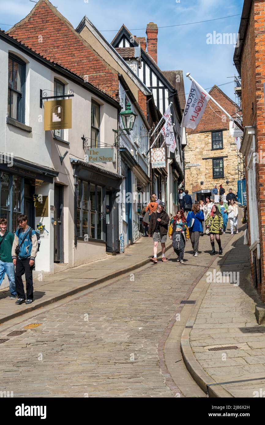 Étudiants marchant sur la colline raide lincoln de l'université d'art, la vieille ville de Lincoln 2022 Banque D'Images